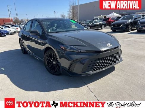 Used 2025 Toyota Camry SE image 1
