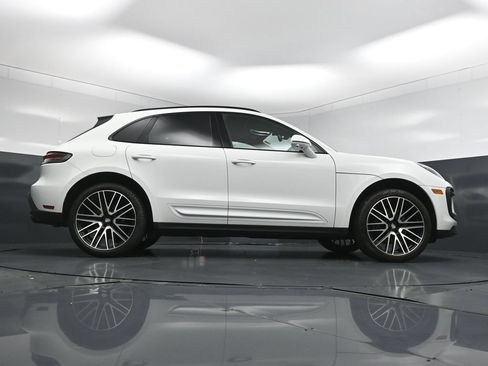 Certified 2025 Porsche Macan AWD/4WD image 27