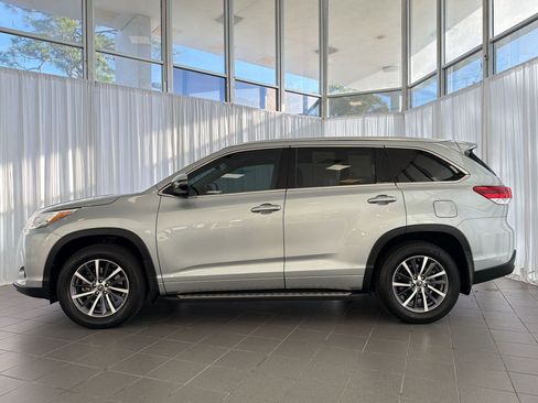 Used 2017 Toyota Highlander XLE image 2