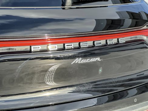 Used 2025 Porsche Macan image 27