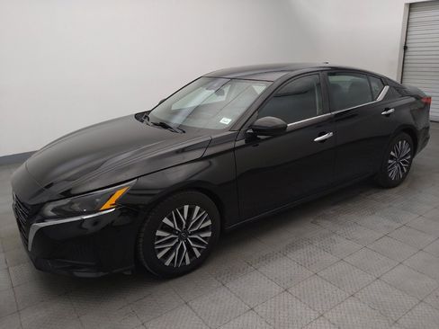 Used 2023 Nissan Altima 2.5 SV FWD image 2