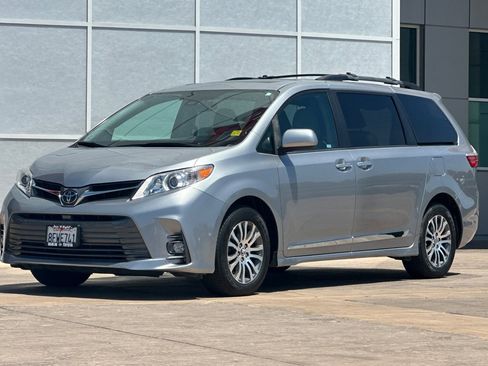 Certified 2018 Toyota Sienna XLE w/ XLE Navigation Package FWD image 10