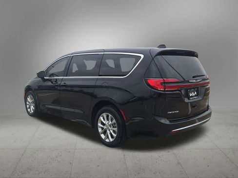 Used 2023 Chrysler Pacifica Touring-L image 4