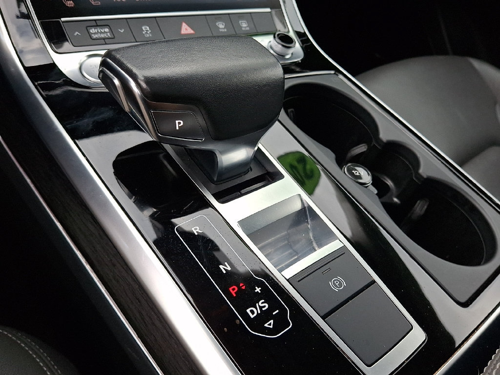 Used 2019 Audi Q8 Premium Plus w/ Premium Plus AWD/4WD image 16