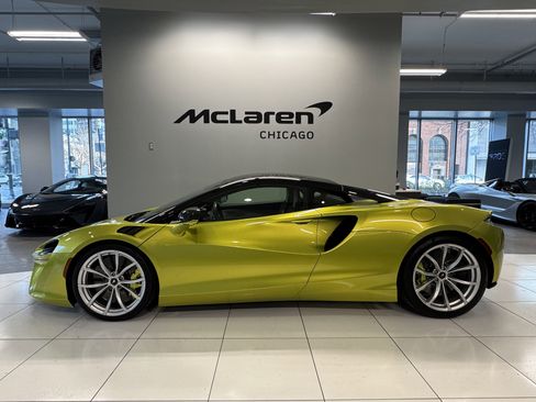 Used 2024 McLaren Artura image 3