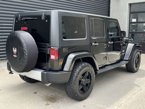 Used 2015 Jeep Wrangler Unlimited Sahara w/ Connectivity Group AWD/4WD image 11