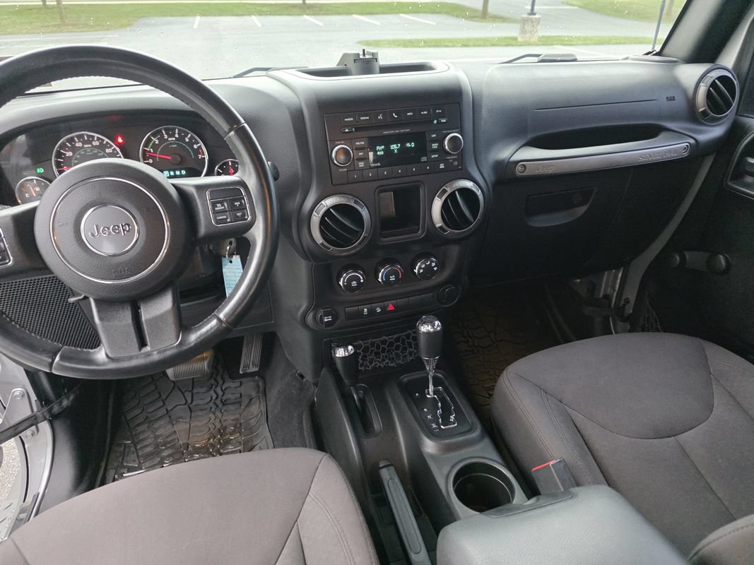 Used 2017 Jeep Wrangler Unlimited Sport w/ Connectivity Group AWD/4WD image 18