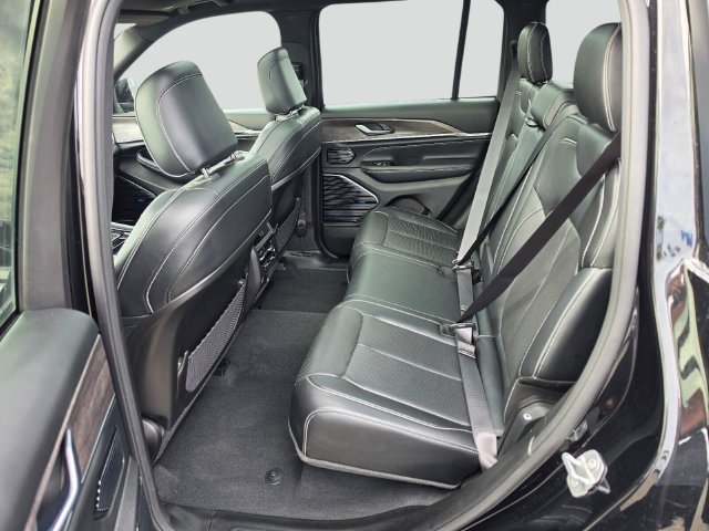 Used 2022 Jeep Grand Cherokee Overland AWD/4WD image 16