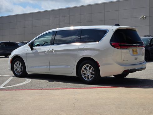 Used 2025 Chrysler Pacifica Select FWD image 6