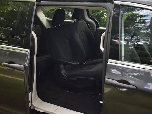 Used 2019 Chrysler Pacifica L FWD image 37