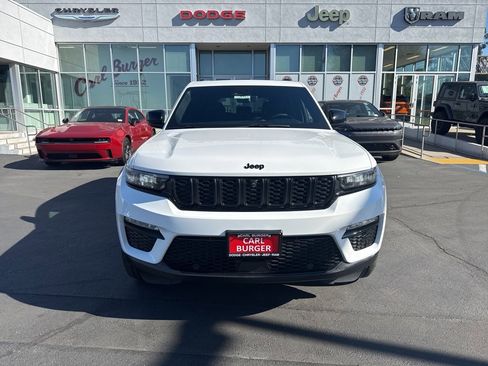 Certified 2024 Jeep Grand Cherokee Limited w/ Luxury Tech Group II image 2