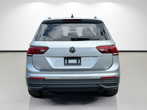 Used 2023 Volkswagen Tiguan SE w/ Panoramic Sunroof Package FWD image 4