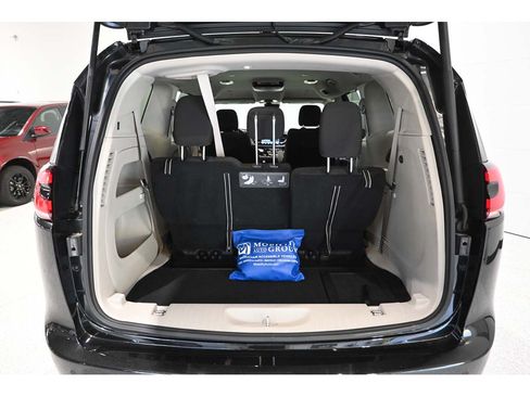 Used 2021 Chrysler Pacifica Touring w/ Cold Weather Group FWD image 24