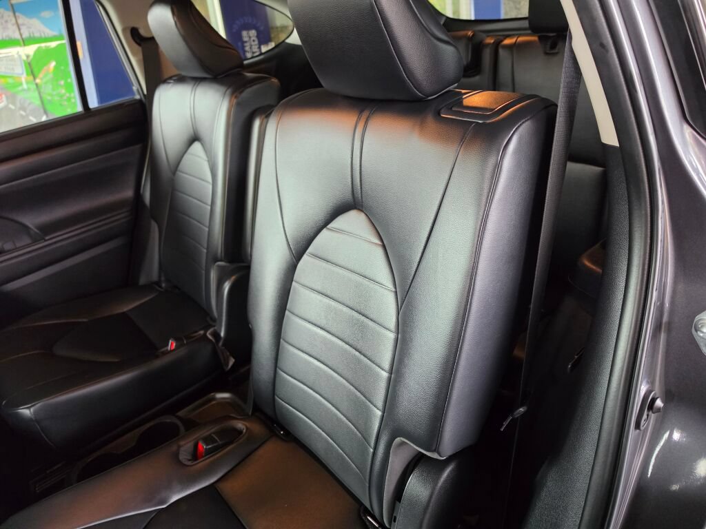 Used 2023 Toyota Highlander XLE AWD/4WD image 19