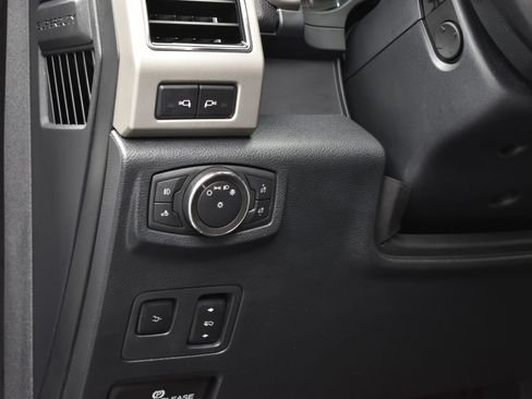 Used 2022 Ford F250 Lariat w/ Black Appearance Package image 22