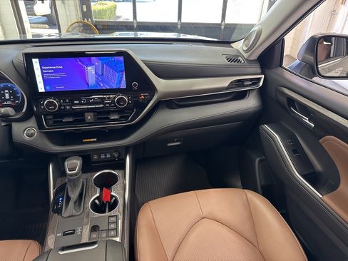 Certified 2025 Toyota Highlander Limited image 52