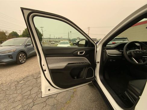 Used 2024 Jeep Compass Latitude AWD/4WD image 19