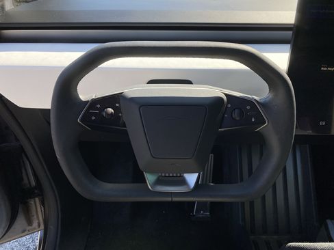 Used 2024 Tesla Cybertruck AWD Crew Cab image 10