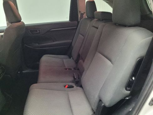 Used 2019 Toyota Highlander LE FWD image 18