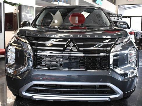 Used 2025 Mitsubishi Outlander SE AWD/4WD image 2