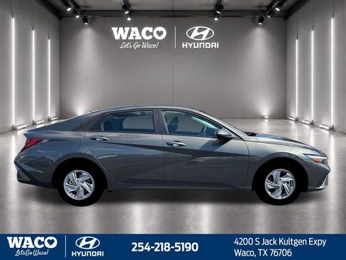 Used 2026 Hyundai Elantra SE FWD image 11