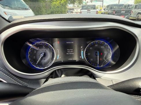 Used 2025 Chrysler Pacifica Limited FWD image 23
