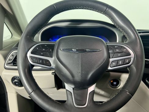 Used 2023 Chrysler Pacifica Touring-L FWD image 15