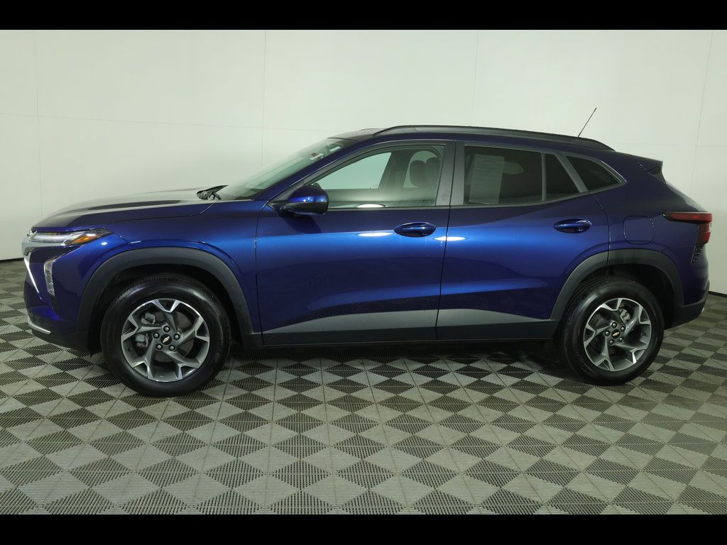 Used 2024 Chevrolet Trax LT w/ Driver Confidence Package FWD image 6