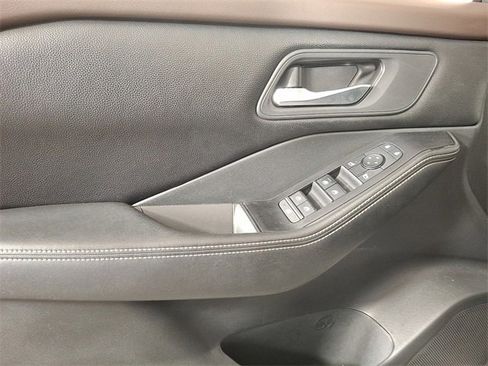 Used 2021 Nissan Rogue SV image 15