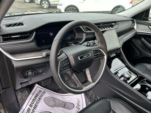 Used 2023 Jeep Grand Cherokee L Limited w/ Black Appearance Package image 15