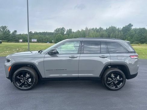 New 2027 Jeep Grand Cherokee Limited w/ Limited Altitude Package AWD/4WD image 2