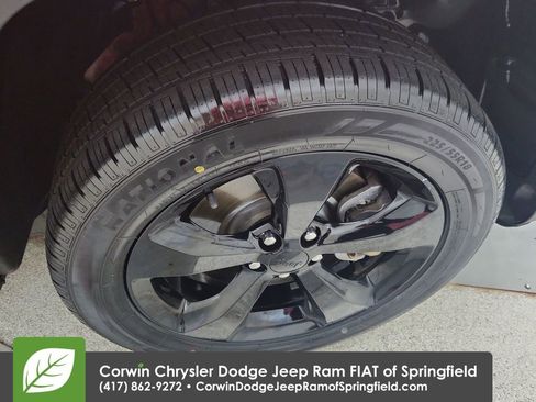 Certified 2018 Jeep Cherokee Latitude w/ Altitude Package FWD image 33