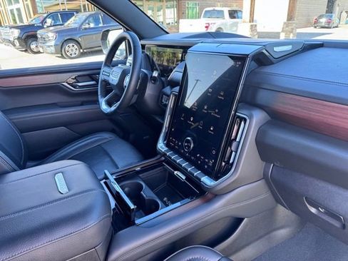 Used 2025 GMC Yukon Denali AWD/4WD image 11