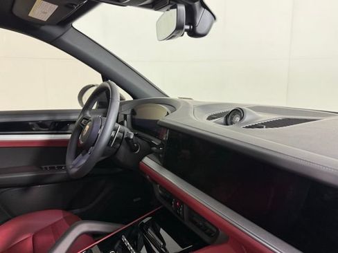 Used 2025 Porsche Cayenne S AWD/4WD image 33