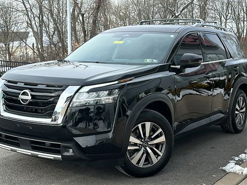 Certified 2022 Nissan Pathfinder SL image 1