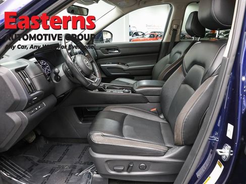 Used 2023 Nissan Pathfinder SL AWD/4WD image 9