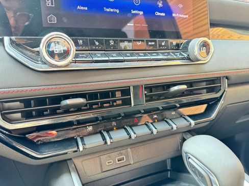 Used 2025 Chevrolet Colorado Z71 w/ Technology Package AWD/4WD image 19