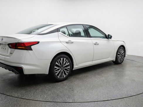 Used 2025 Nissan Altima 2.5 SV image 9
