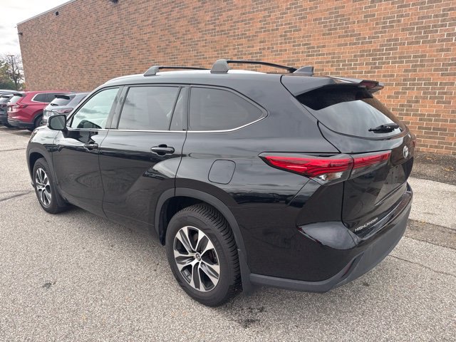 Used 2021 Toyota Highlander XLE AWD/4WD image 4