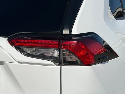 Used 2020 Toyota RAV4 LE FWD image 13