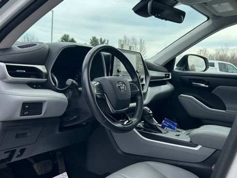 Used 2021 Toyota Highlander XLE image 15