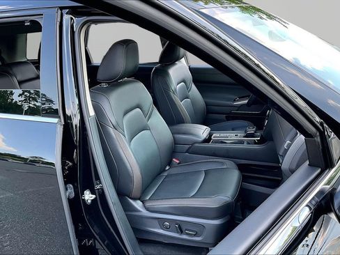 Used 2025 Nissan Pathfinder SL FWD image 22