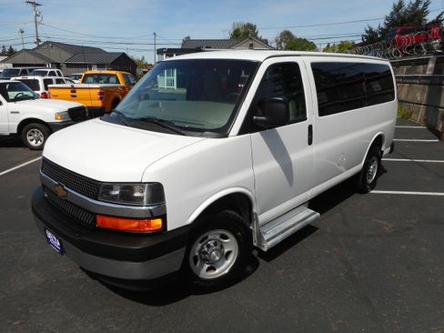 Used 2017 Chevrolet Express 3500 LT w/ LT Preferred Equipment Group image 4