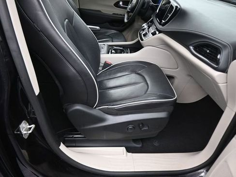 Used 2024 Chrysler Pacifica Limited image 13