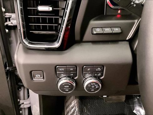 Used 2025 GMC Sierra 1500 Denali w/ Denali Reserve Package AWD/4WD image 41