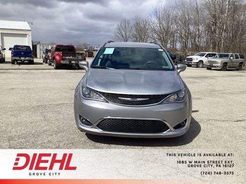 Used 2020 Chrysler Pacifica Touring-L Plus image 2