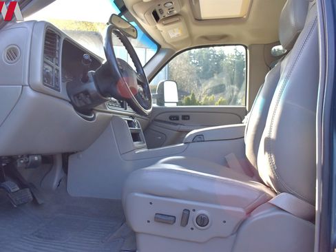 Used 2006 Chevrolet Silverado 2500 LT w/ Heavy-Duty Power Package image 10