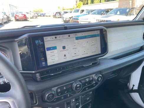 Used 2025 Jeep Wrangler Sahara image 21