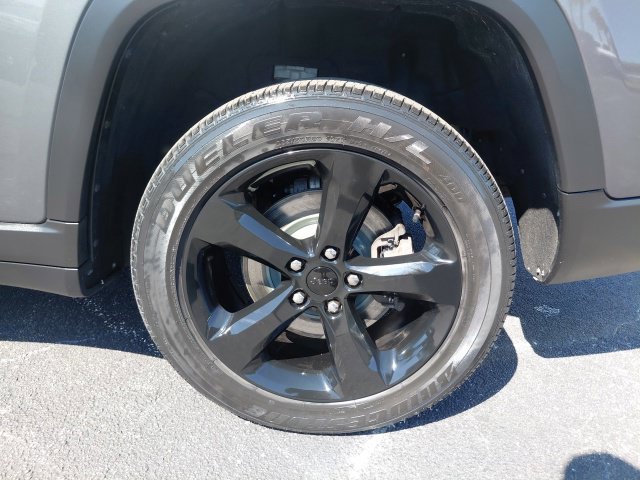 Used 2023 Jeep Grand Cherokee L Laredo RWD image 13