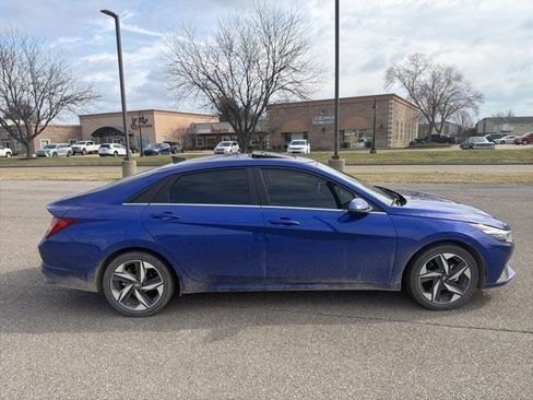 Used 2023 Hyundai Elantra Limited w/ Preferred Accessory Package image 10
